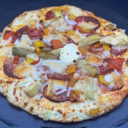CHEF CHORIZO : Sauce tomate maison, mozzarella 100 %, chorizo, artichauts, poivrons grillés, oignons, comté, origan.