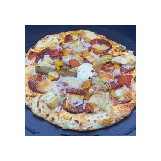 CHEF CHORIZO : Sauce tomate maison, mozzarella 100 %, chorizo, artichauts, poivrons grillés, oignons, comté, origan.
