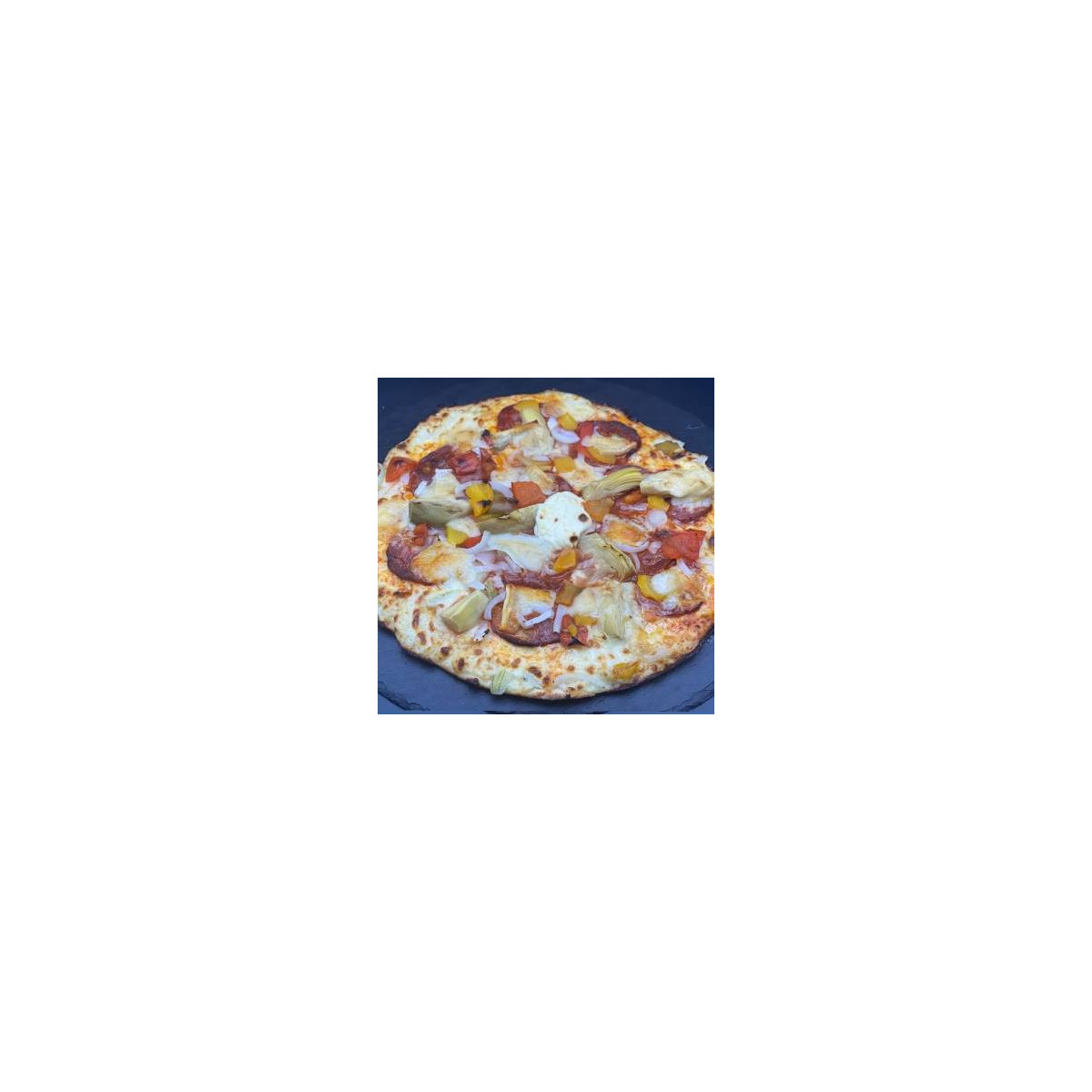 CHEF CHORIZO : Sauce tomate maison, mozzarella 100 %, chorizo, artichauts, poivrons grillés, oignons, comté, origan.