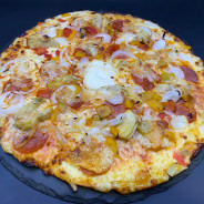 CHEF PEPPERONI : Sauce tomate maison, mozzarella 100 %, pepperoni, artichauts, poivrons grillés, oignons, olives, comté (halal).