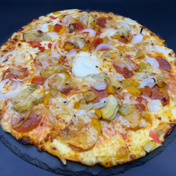 CHEF PEPPERONI : Sauce tomate maison, mozzarella 100 %, pepperoni, artichauts, poivrons grillés, oignons, olives, comté (halal).
