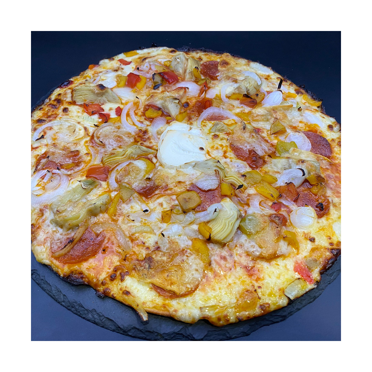CHEF PEPPERONI : Sauce tomate maison, mozzarella 100 %, pepperoni, artichauts, poivrons grillés, oignons, olives, comté (halal).