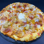 CHEF PEPPERONI : Sauce tomate maison, mozzarella 100 %, pepperoni, artichauts, poivrons grillés, oignons, olives, comté (halal).