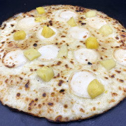 CHEVRE ANANAS : Crème fraîche, mozzarella 100 %, chèvre, ananas, miel.