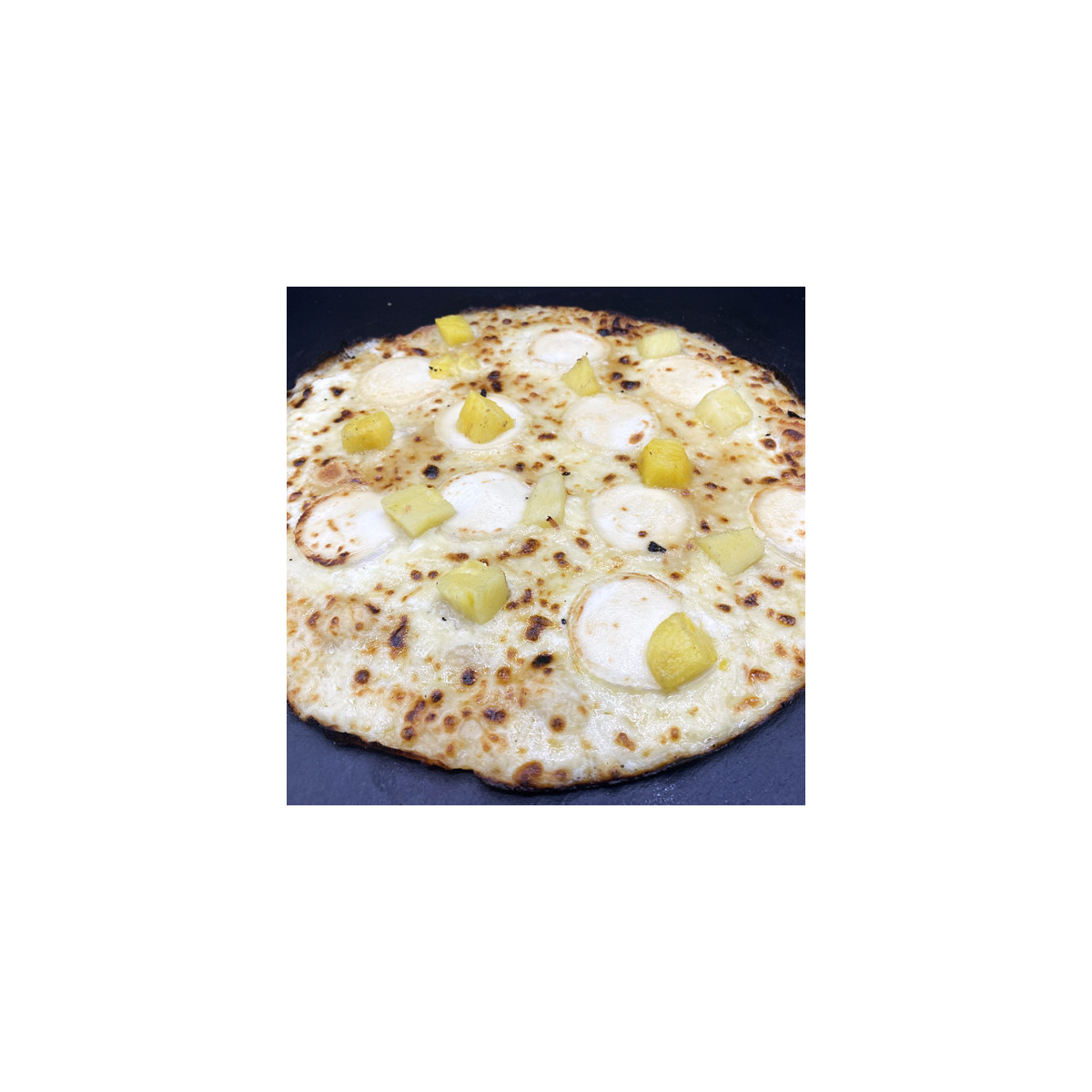 CHEVRE ANANAS : Crème fraîche, mozzarella 100 %, chèvre, ananas, miel.