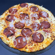 CHORIZO CLASSIQUE : Sauce tomate du chef, mozzarella 100 %, chorizo, oignons, origan.
