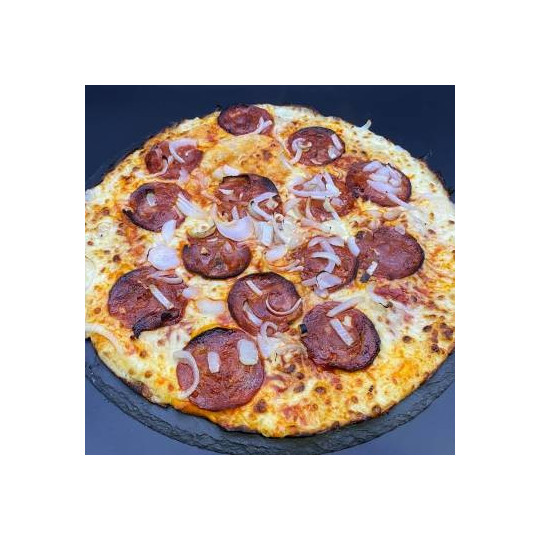 CHORIZO CLASSIQUE : Sauce tomate du chef, mozzarella 100 %, chorizo, oignons, origan.