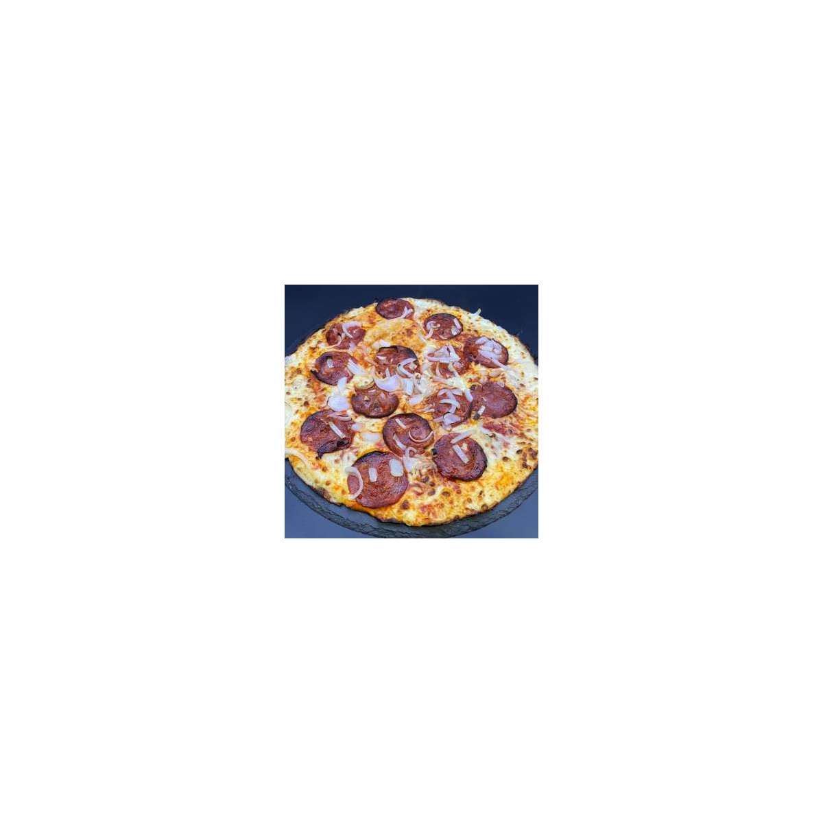 CHORIZO CLASSIQUE : Sauce tomate du chef, mozzarella 100 %, chorizo, oignons, origan.