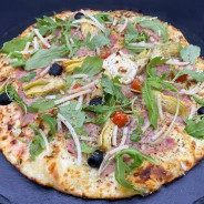 CYNARA : Sauce tomate maison, mozzarella 100 %, jambon blanc, artichauts, tomates cerises, olives, roquette, Comté AOC