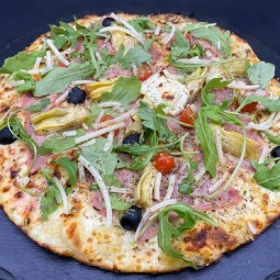 CYNARA : Sauce tomate maison, mozzarella 100 %, jambon blanc, artichauts, tomates cerises, olives, roquette, Comté AOC