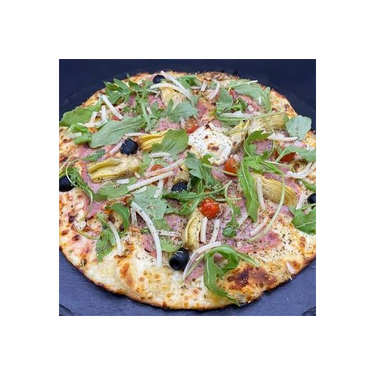 CYNARA : Sauce tomate maison, mozzarella 100 %, jambon blanc, artichauts, tomates cerises, olives, roquette, Comté AOC