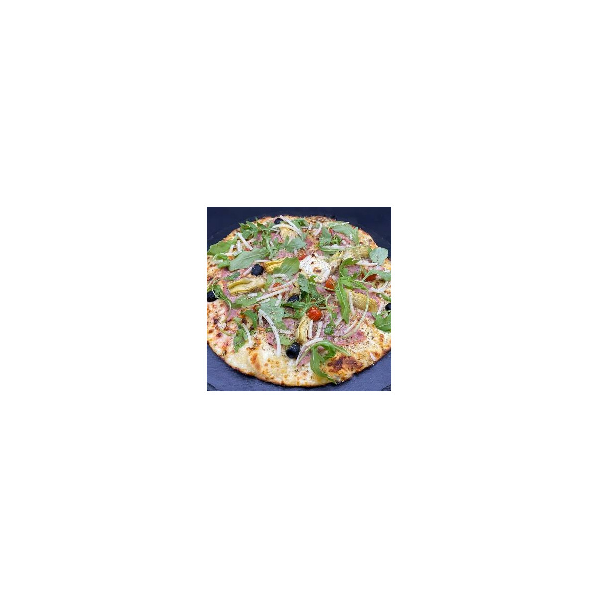 CYNARA : Sauce tomate maison, mozzarella 100 %, jambon blanc, artichauts, tomates cerises, olives, roquette, Comté AOC