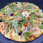 CYNARA : Sauce tomate maison, mozzarella 100 %, jambon blanc, artichauts, tomates cerises, olives, roquette, Comté AOC
