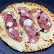 FIGUERAS : Crème fraîche, mozzarella 100 %, jambon cru, chèvre, figues grillées, miel.