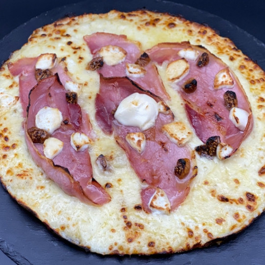 FIGUERAS : Crème fraîche, mozzarella 100 %, jambon cru, chèvre, figues grillées, miel.