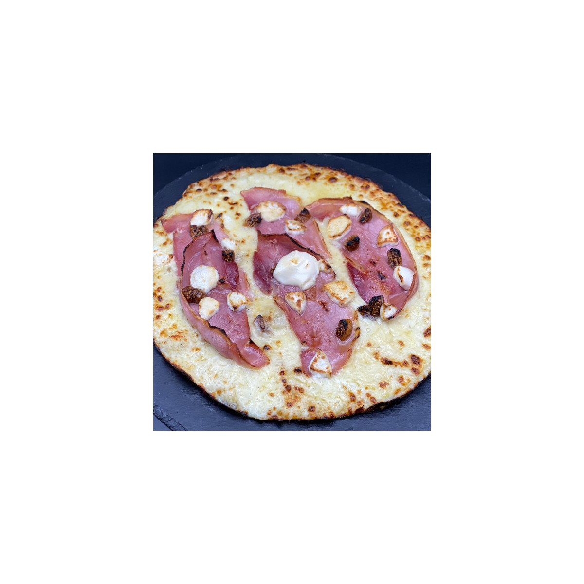 FIGUERAS : Crème fraîche, mozzarella 100 %, jambon cru, chèvre, figues grillées, miel.