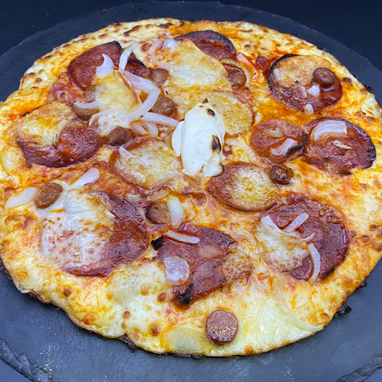 HOT SPICE : Sauce tomate maison, mozzarella 100 %, merguez, oignons, comté, origan, pepperoni, chorizo.