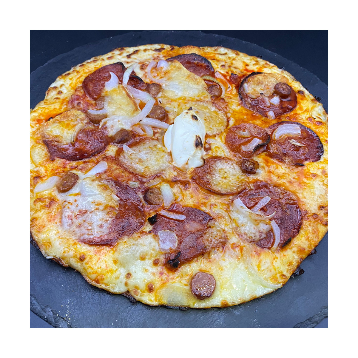 HOT SPICE : Sauce tomate maison, mozzarella 100 %, merguez, oignons, comté, origan, pepperoni, chorizo.