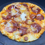 HOT SPICE : Sauce tomate maison, mozzarella 100 %, merguez, oignons, comté, origan, pepperoni, chorizo.