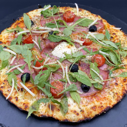 ITALIENNE : Sauce tomate maison, mozzarella 100 %, jambon blanc, olives, tomates cerises, roquette, Comté AOC, origan.