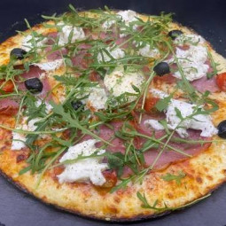 ITALIENNE DI BUFALA : S. t. maison, mozzarella 100 %, jambon blanc, olives, t. cerises, mozzarella di bufala, roquette, origan.