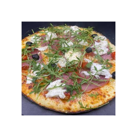 ITALIENNE DI BUFALA : S. t. maison, mozzarella 100 %, jambon cru, olives, t. cerises, mozzarella di bufala, roquette, origan.