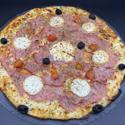 JAMBON CHEVRE : Sauce tomate maison, mozzarella 100 %, jambon blanc, chèvre, tomates cerises, olives, origan, ail.