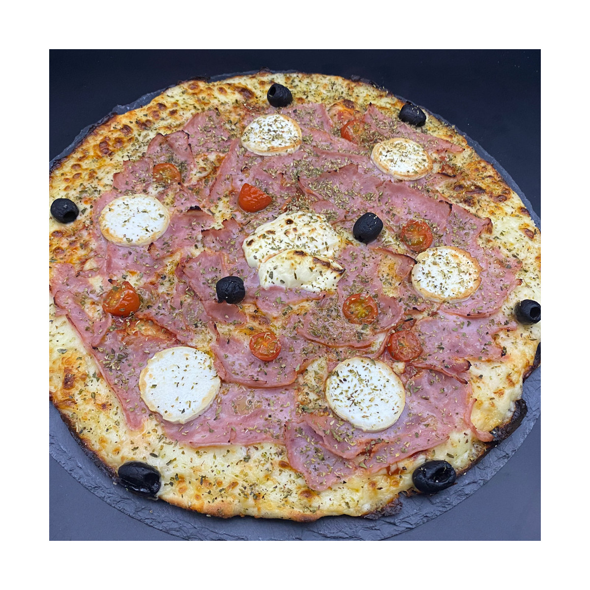 JAMBON CHEVRE : Sauce tomate maison, mozzarella 100 %, jambon blanc, chèvre, tomates cerises, olives, origan, ail.