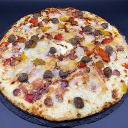 MANATHAN : Crème fraîche, mozzarella 100 %, merguez, boulettes, poivrons grillés, oignons, comté, sauce barbecue (halal).