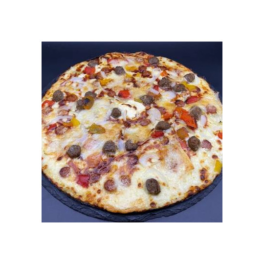 MANATHAN : Crème fraîche, mozzarella 100 %, merguez, boulettes, poivrons grillés, oignons, comté, sauce barbecue (halal).