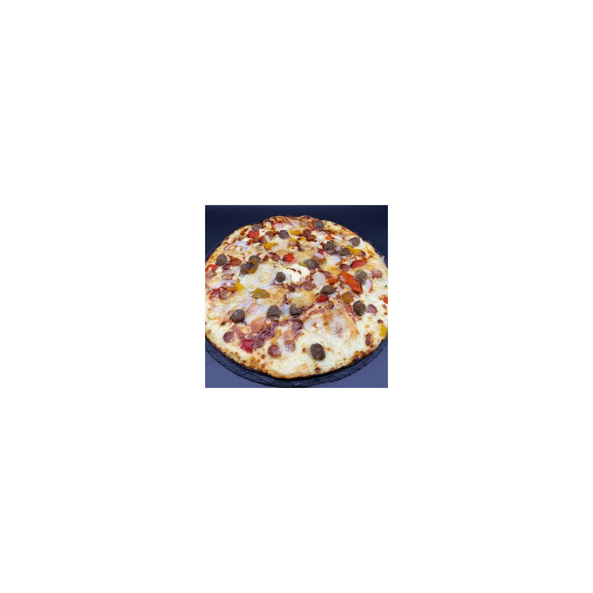 MANATHAN : Crème fraîche, mozzarella 100 %, merguez, boulettes, poivrons grillés, oignons, comté, sauce barbecue (halal).
