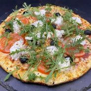 MARGHERITA DI BUFALA : Sauce tomate maison, mozzarella 100 %, rondelles de tomate, mozzarella di bufala, roquette, origan.