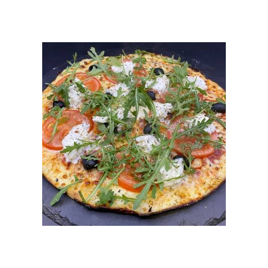 MARGHERITA DI BUFALA : Sauce tomate maison, mozzarella 100 %, rondelles de tomate, mozzarella di bufala, roquette, origan.