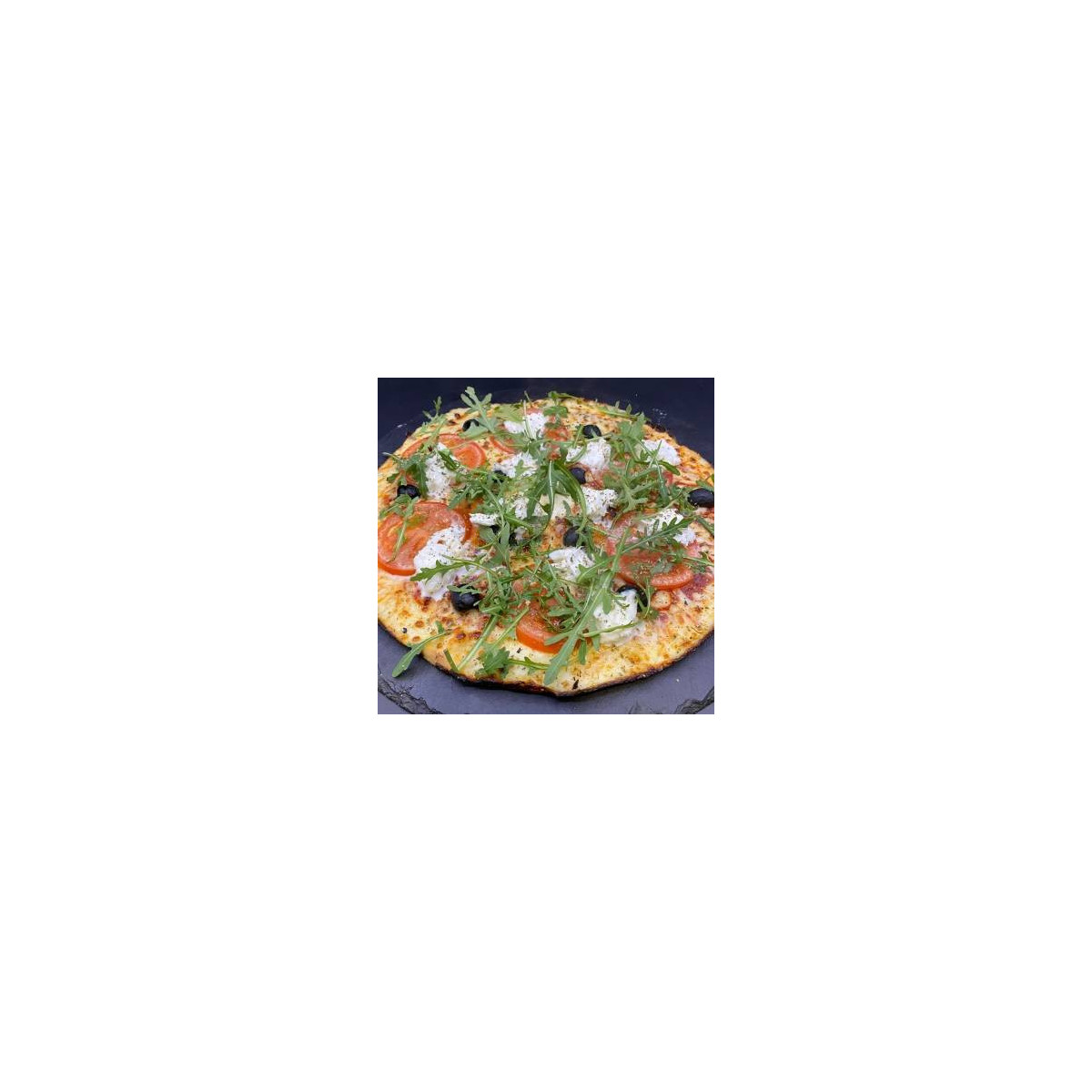 MARGHERITA DI BUFALA : Sauce tomate maison, mozzarella 100 %, rondelles de tomate, mozzarella di bufala, roquette, origan.
