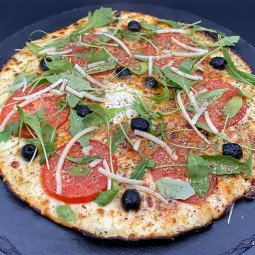 MARGHERITA DU CHEF : Sauce tomate maison, mozzarella 100 %, rondelles de tomate, olives, roquette, Comté AOC, origan.