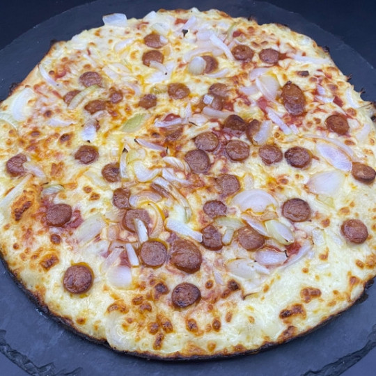 MERGUEZ CLASSIQUE : Sauce tomate du chef, mozzarella 100 %, merguez, oignons, origan (halal).