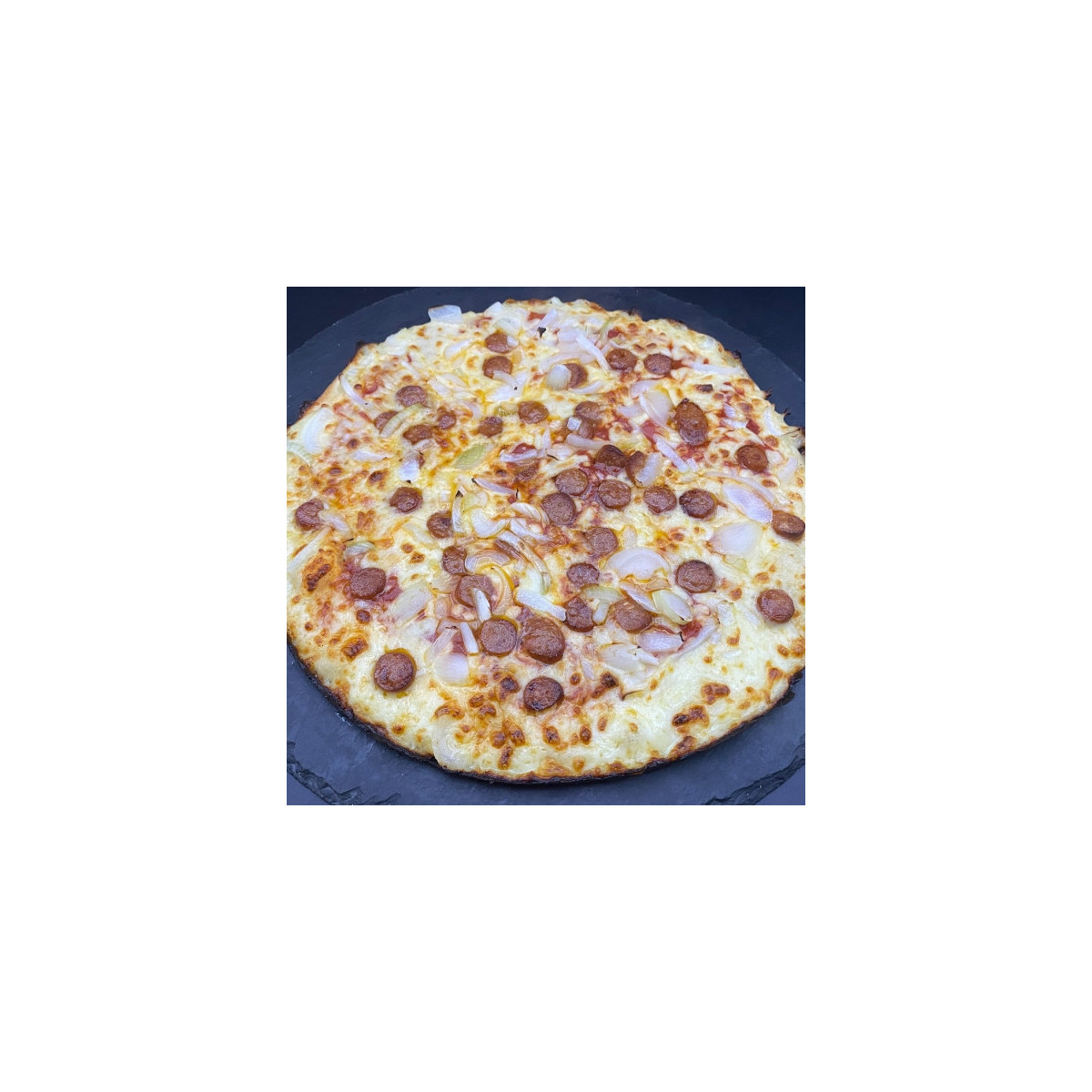 MERGUEZ CLASSIQUE : Sauce tomate du chef, mozzarella 100 %, merguez, oignons, origan (halal).