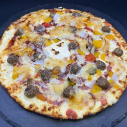 MEXICAINE : Crème fraîche, mozzarella 100 %, boulettes de bœuf, comté, poivrons grillés, oignons, sauce barbecue (halal).