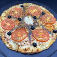 NAPOLITAINE : Sauce tomate maison, mozzarella 100 %, rondelles de tomate, anchois, câpres, olives, origan.