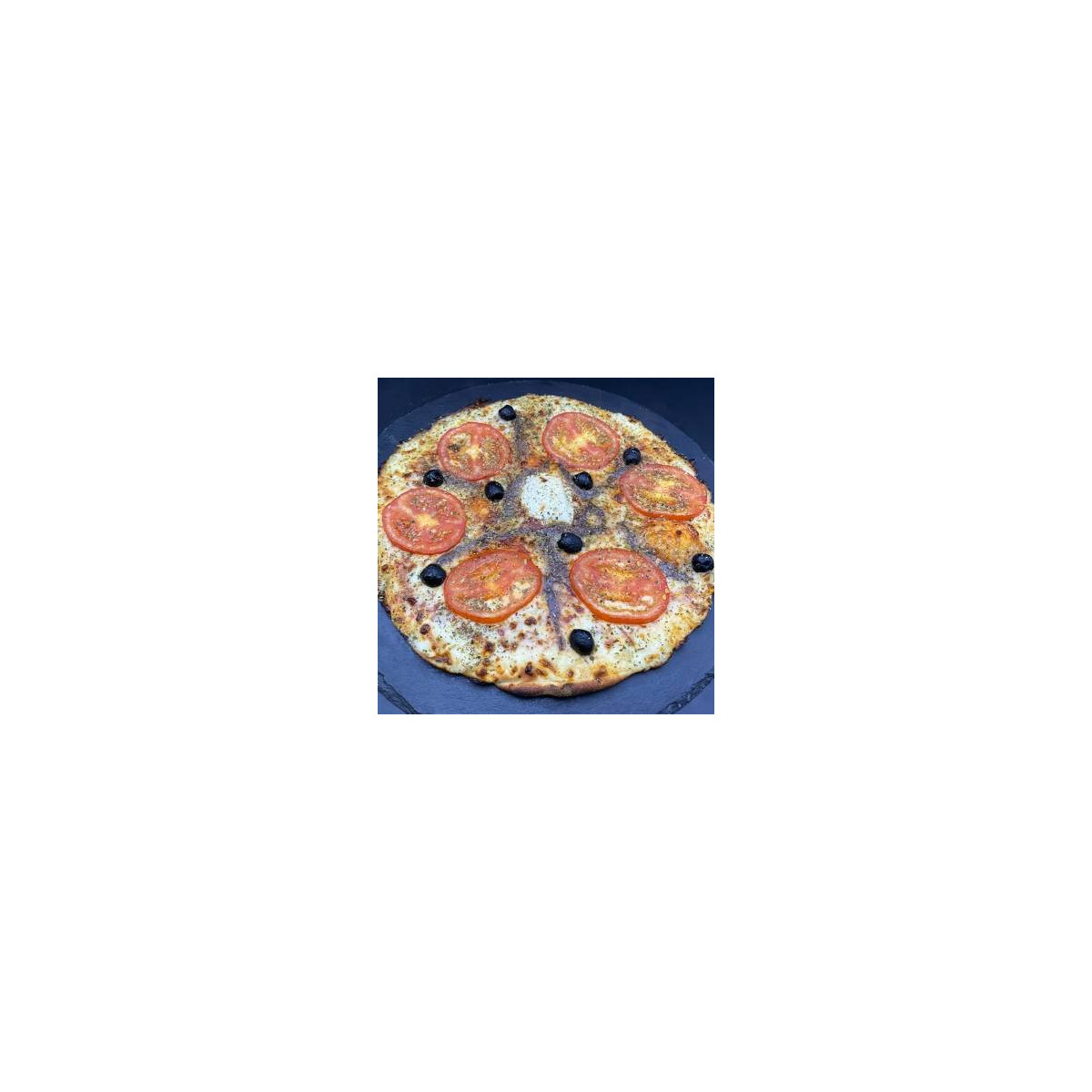 NAPOLITAINE : Sauce tomate maison, mozzarella 100 %, rondelles de tomate, anchois, câpres, olives, origan.