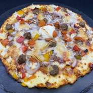 NEWYORK : Crème fraîche, mozzarella 100 %, steak haché, boulettes, comté, poivrons grillés, oignons, sauce barbecue (halal).