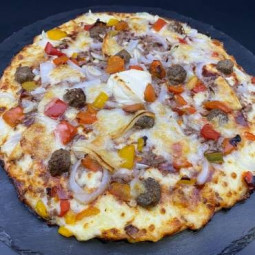 NEWYORK : Crème fraîche, mozzarella 100 %, steak haché, boulettes, comté, poivrons grillés, oignons, sauce barbecue (halal).