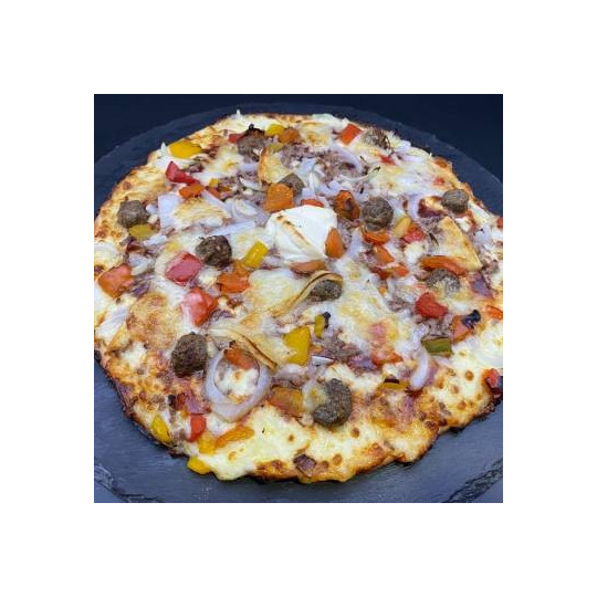 NEWYORK : Crème fraîche, mozzarella 100 %, steak haché, boulettes, comté, poivrons grillés, oignons, sauce barbecue (halal).