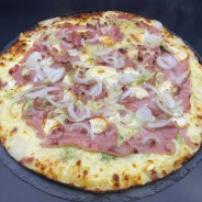 PESTO JAMBON LARDON CHEVRE : Crème fraîche, mozzarella 100 %, jambon blanc, lardons, chèvre, pesto, oignons, origan.