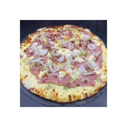 PESTO JAMBON LARDON CHEVRE : Crème fraîche, mozzarella 100 %, jambon blanc, lardons, chèvre, pesto, oignons, origan.