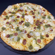 PESTO MERGUEZ CHEVRE : Crème fraîche, mozzarella 100 %, merguez, chèvre, oignons, pesto, origan (halal).