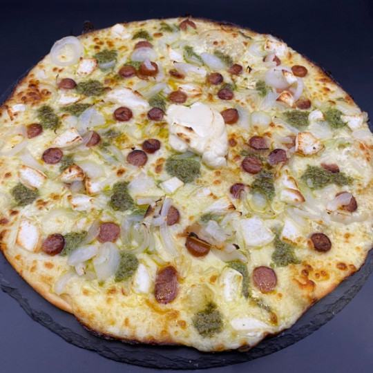 PESTO MERGUEZ CHEVRE : Crème fraîche, mozzarella 100 %, merguez, chèvre, oignons, pesto, origan (halal).