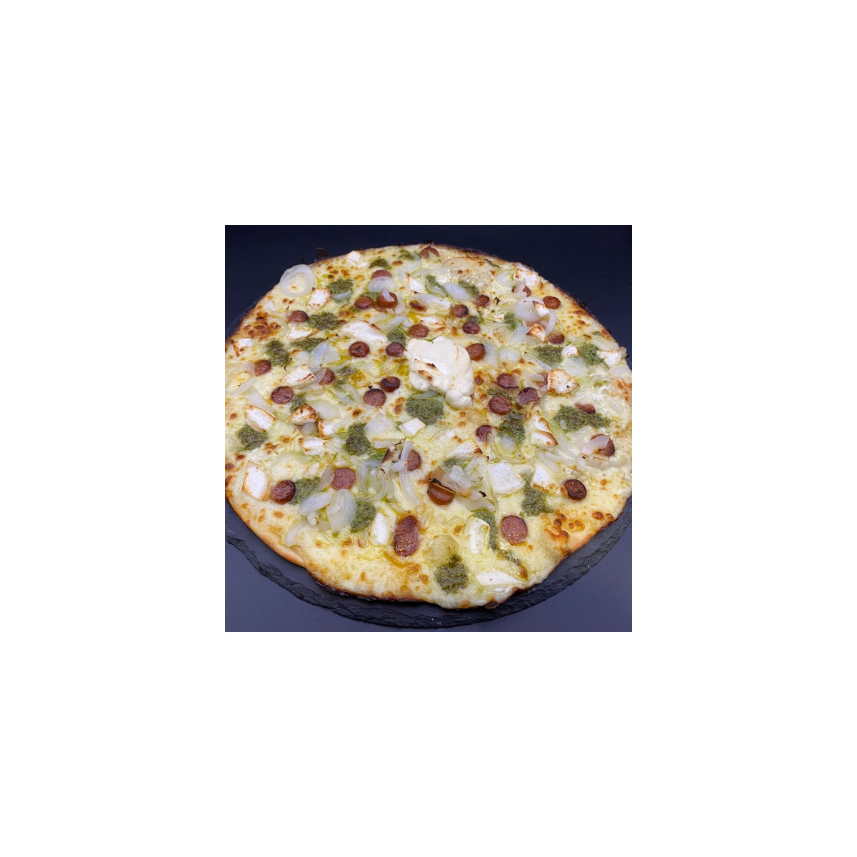 PESTO MERGUEZ CHEVRE : Crème fraîche, mozzarella 100 %, merguez, chèvre, oignons, pesto, origan (halal).