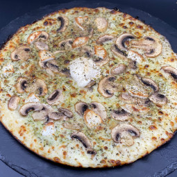 PESTO MERVEILLEUSE : Crème fraîche, mozzarella 100 %, champignons, chèvre, pesto, origan.