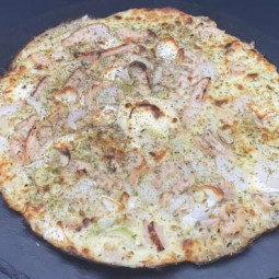 PESTO POULET CHEVRE : Crème fraîche, mozzarella 100 %, poulet, chèvre, pesto, oignons, origan.(halal)